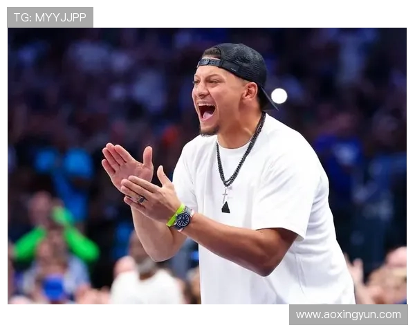 独行侠老板现场观战NBA中国赛女兆日月笑容成经典表情包 独行侠老板现场观战NBA中国赛女兆日月笑容成经典表情包